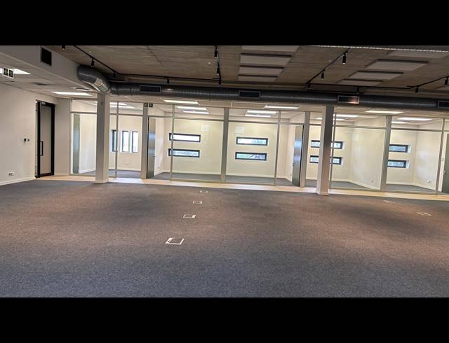 631M² OFFICE TO LET IN PINESLOPES
